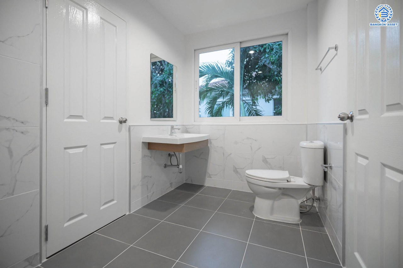 บ้านมือสองตกแต่งใหม่ โครงการ คาซ่าแกรนด์ รัตนาธิเบศร์-ราชพฤกษ์ บ้านเดี่ยวจากแบรนด์ Q.House เนื้อที่ 70 ตร.ว. ฟังก์ชัน 3 ห้องนอน 4 ห้องน้ำ 1 ห้องแม่บ้าน จอดรถได้ถึง 2 คัน พร้อม Facilities ครบครัน บนทำเลเดินทางสะดวก ติดถนนราชพฤกษ์ ใกล้เซ็นทรัลเวสต์เกต และรถไฟฟ้าสายสีม่วง "สถานีบางรักใหญ่"